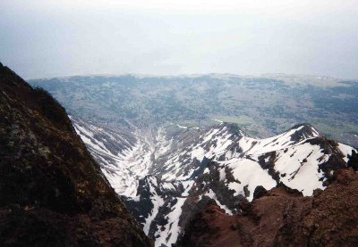 4月上旬ならふもとまで滑れそう。
