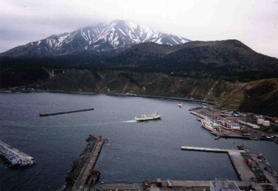 ペシ岬からの利尻山と鷲泊港。