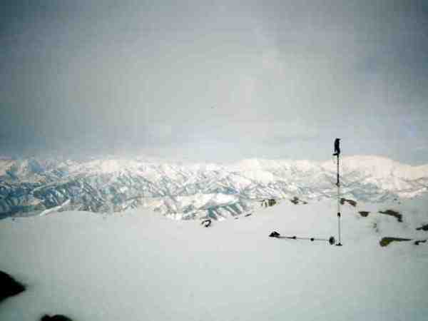 至仏山山頂から越後の銀屏風を望む。