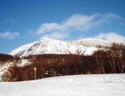 ゲレンデから見た三宝荒神山と地蔵山。