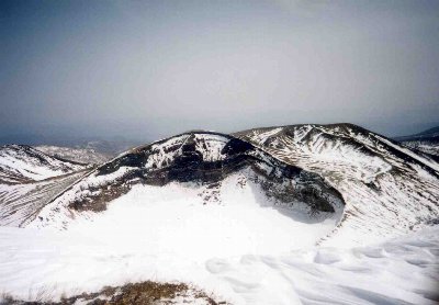 御釜と五色岳。