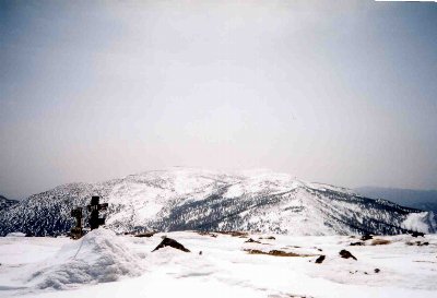 刈田岳から、これから越えてゆく杉ヶ峰、屏風山を望む。