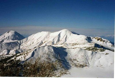 妙高連峰の盟主火打山。白く美しい名山だ。