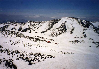 5月の白山は、尾根、沢、どこでも滑られる。まさに山スキー天国だ。