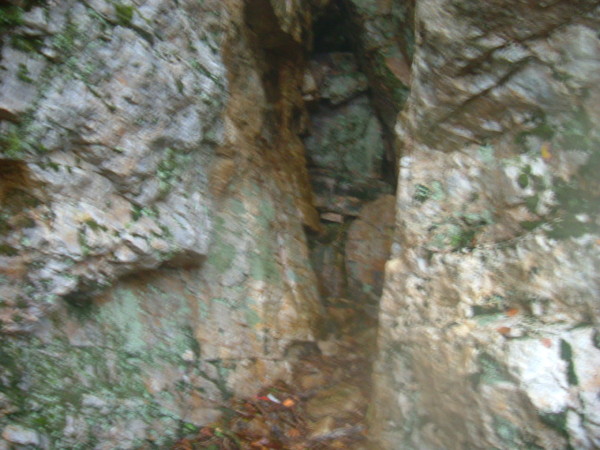 五葉山山頂直下の洞。