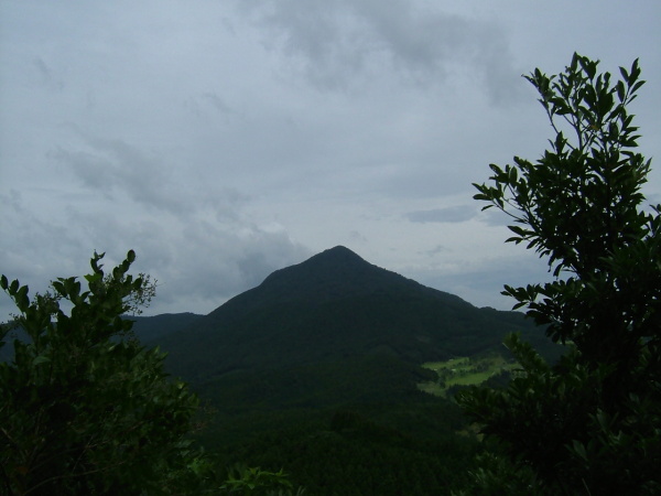 背振山地の西鎮・浮嶽。どっしりとしてピラミダルな山容だ。