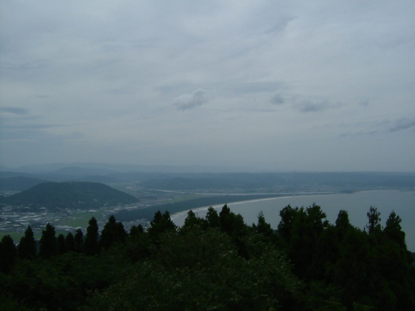 松浦潟の向こうに唐津の街が見える。