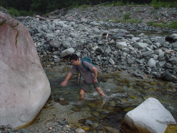 横尾谷の徒渉。