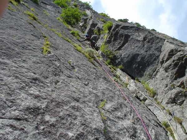 1P、コーナーを登る。