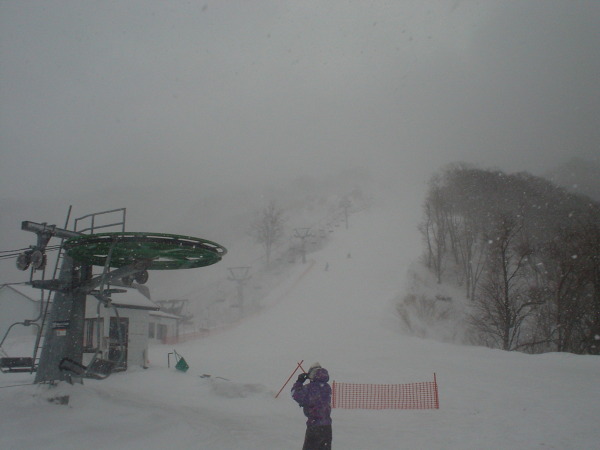 奥伊吹スキー場も大荒れでした。