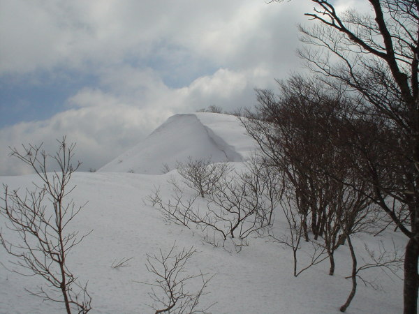 山頂まで北尾根をたどる、東側には雪庇が発達。