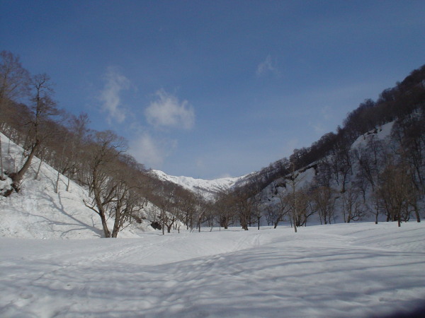 大海川の河原、静かなスノーハイク。