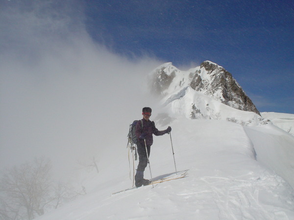 P2にて。奥の岩峰、左奥が雨飾山南峰。