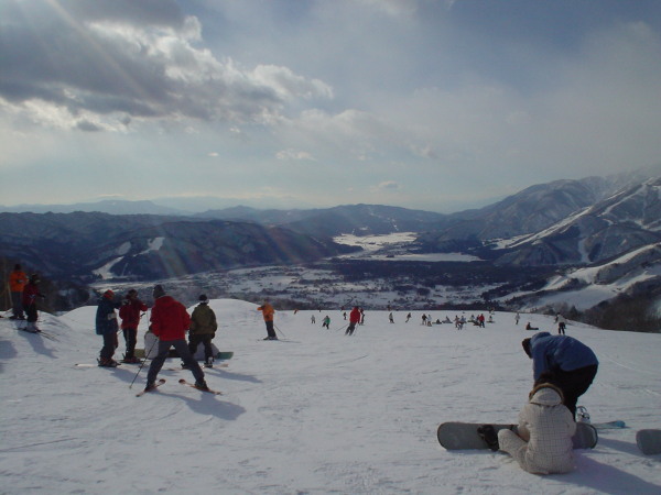 岩岳スキー場の広々としたゲレンデ。八方尾根スキー場等で天気が荒れる日でも、ここは天候が落ち着いている。