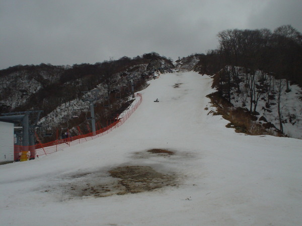 奥伊吹スキー場、第10リフトは所々雪が出ていた。