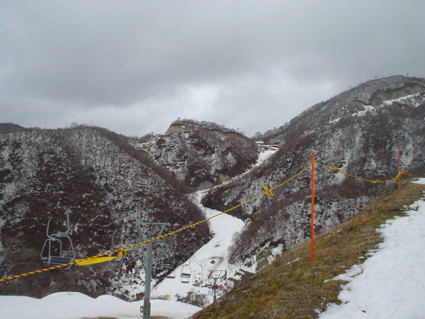 昨夜までの雨で随分と雪が減った。