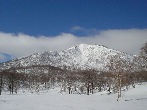 石徹白・野伏ヶ岳は、関西・東海山スキーヤーのメッカ。広大な景色を望みながらの山頂からの滑降は爽快そのもの。