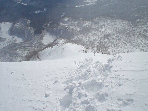 ミニ雪庇を越える。