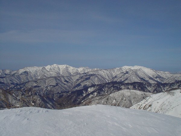 経ヶ岳（左）、赤兎山（右）、遠景は大長山。