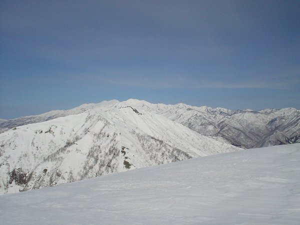 小白山山頂から、野伏ヶ岳、薙刀山越に別山、白山を望む。