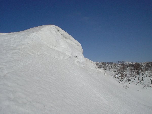 稜線の雪庇。
