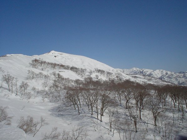 稜線東側の原と薙刀山。