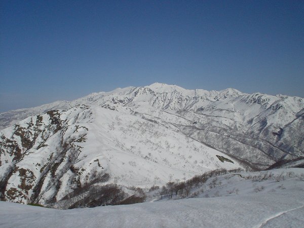 よも太郎山、願教寺山、銚子ヶ峰、その奥に別山へ続く山並み。