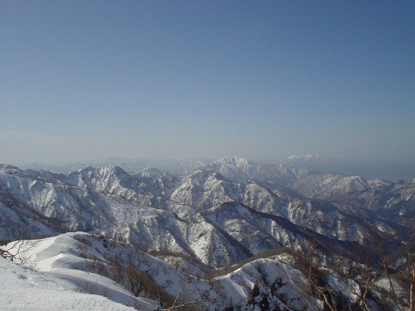 荒島岳、遠景は能郷白山（右奥）、平家岳（左奥）。