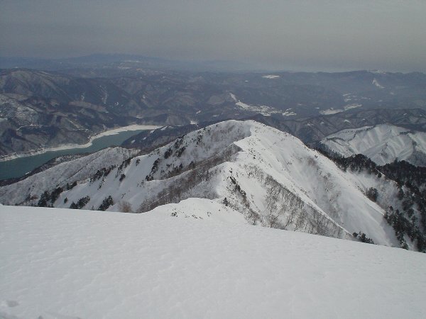 南東尾根。遠景は御嶽。