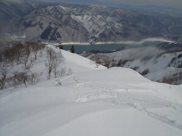 新雪の稜線を滑る。
