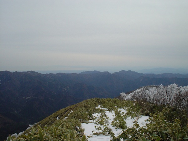 仙ヶ岳越しに、安濃津浦を望む。