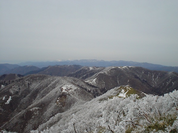 イブネ越しに、御池、霊仙、伊吹方面。霊仙山の雪も随分溶けた。