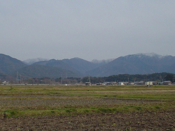 里から見上げる雨乞岳（左奥）。右は綿向山。