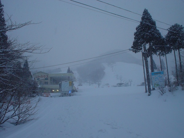 早朝の奥伊吹スキー場。