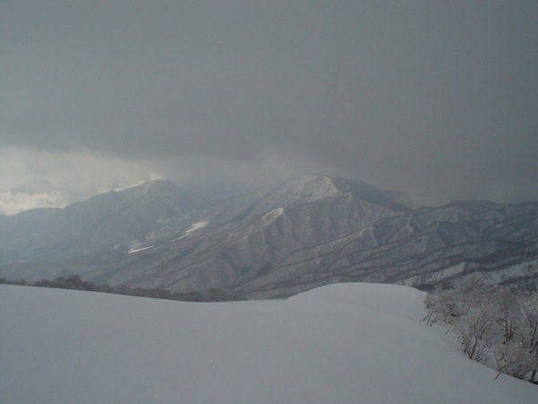 ブンゲンから虎子山、国見峠を望む。伊吹山はガスの中だ。