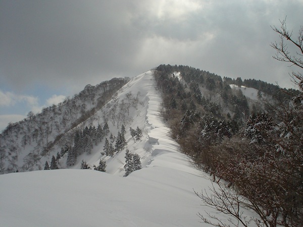 虎子山北面の急斜面、上部は滑落に注意。
