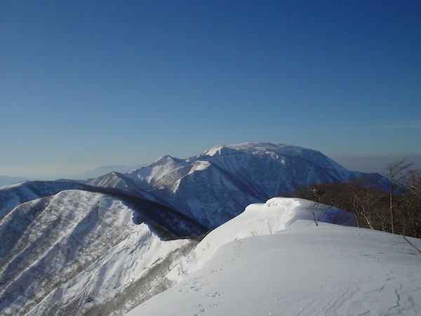 国見岳山頂から伊吹山を望む。まだまだ遠い。