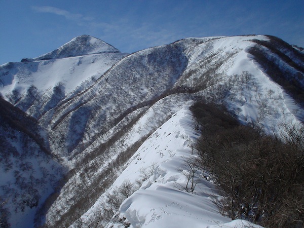 国見岳と御座峰の鞍部より伊吹山を望む。