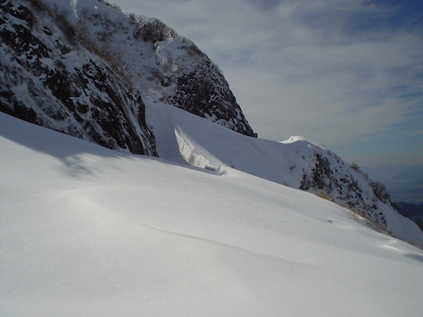 伊吹山ドライブウェイは雪壁に阻まれ通行不可能。