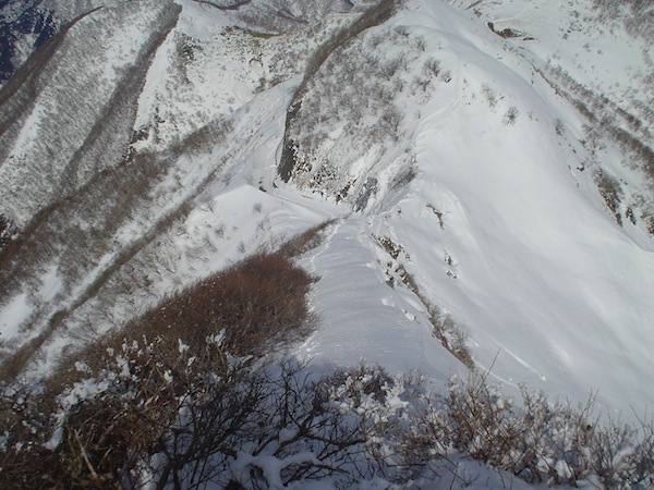北東尾根の南側は切れ落ちており滑落に注意。