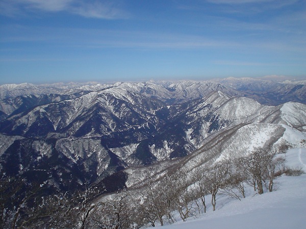伊吹山山頂から、来し方を望む。遥か遠くにブンゲンが見える。