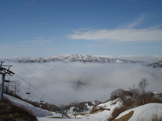 雲海上に金糞岳が大きい。