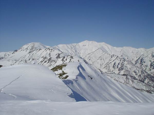 銚子ヶ峰山頂から別山への稜線を望む。