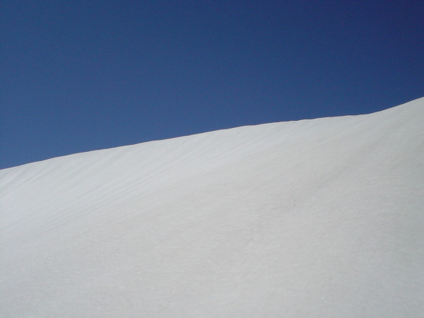 どこまでも青い空と、どこまでも白い雪壁。