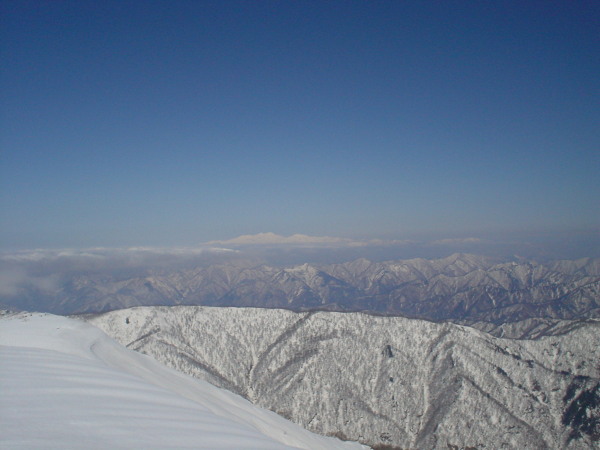 加賀白山、白く大きい。