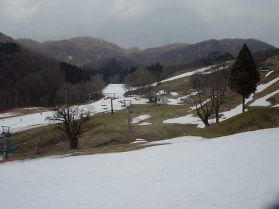 ゲレンデ下部は春スキーの装い。