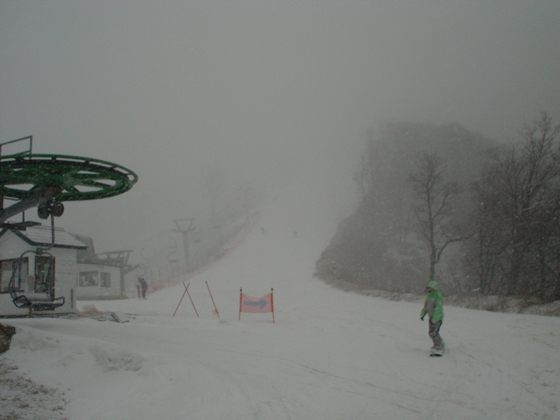 時折強い雪が降った。