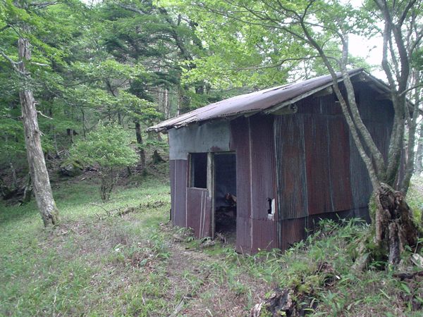 一ノ垰避難小屋、使うのにはちょっと厳しい。