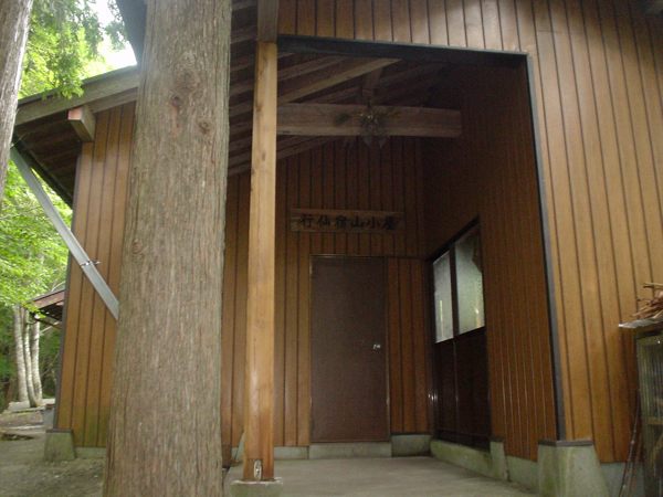 行仙宿山小屋。30人以上収容できそうな立派な山小屋だ。