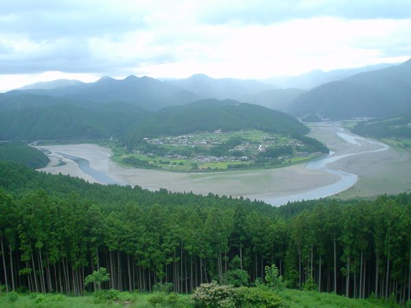 雄大な熊野川と熊野本宮。